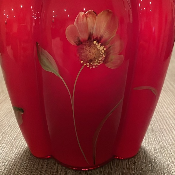 Beautiful Fenton Vase - Picture 3 of 9